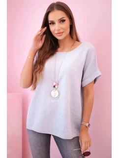 Mušelínová blúzka s fuchsiovým náhrdelníkom