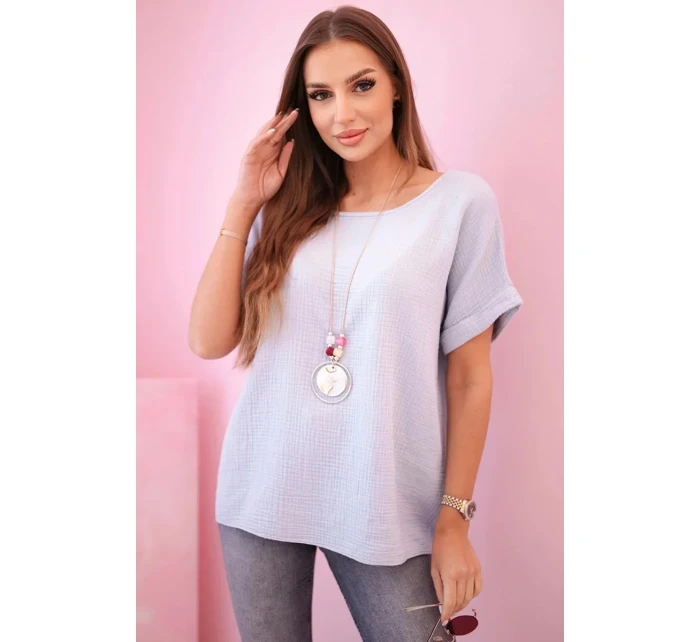 Mušelínová blúzka s fuchsiovým náhrdelníkom Mušelínová blúzka s fuchsiovým náhrdelníkom