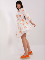 Biele a oranžové vzorované šaty s volánom