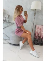 Šaty s ozdobným pásikom tmavo ružové