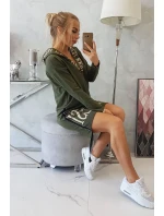 Šaty s kapucí a khaki potiskem