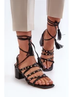 Šnurovacie sandále na nízkom podpätku zdobené čiernymi cvočkami Chrisele Šnurovacie sandále na nízkom podpätku zdobené čiernymi cvočkami Chrisele