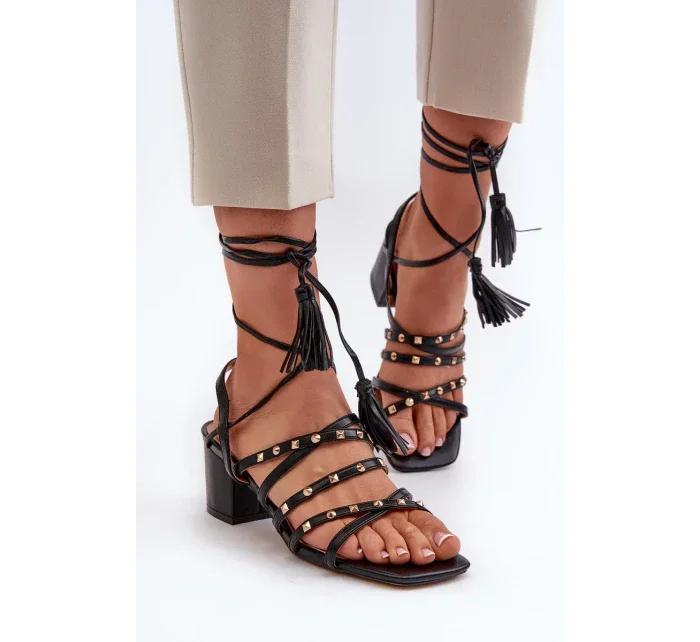 Šnurovacie sandále na nízkom podpätku zdobené čiernymi cvočkami Chrisele Šnurovacie sandále na nízkom podpätku zdobené čiernymi cvočkami Chrisele