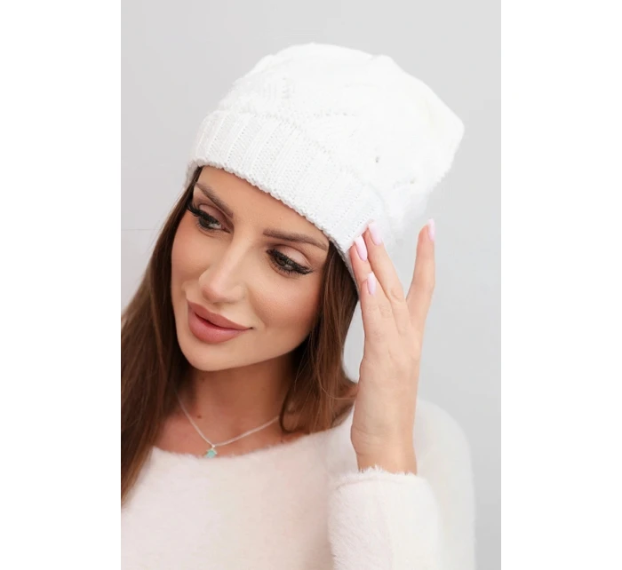 Dámská zimní čepice z vlny s krajkovým vzorem model 21817807 bílá - K-Fashion Dámská zimní čepice z vlny s krajkovým vzorem model 21817807 bílá - K-Fashion