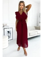 Plisované dámské šaty v vínové barvě s výstřihem a páskem model 21819820 - numoco basic Plisované dámské šaty v vínové barvě s výstřihem a páskem model 21819820 - numoco basic