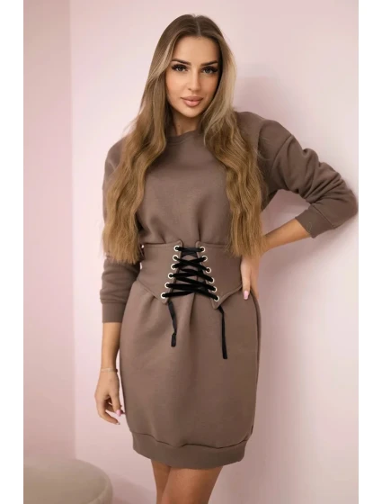 Zateplené šaty s ozdobným páskem mocca Zateplené šaty s ozdobným páskem mocca