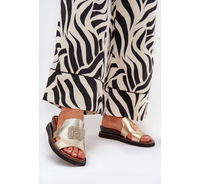 Klapki Damskie Na Koturnie Eko Skórzane Z Ozdobą Złote Sarela Klapki Damskie Na Koturnie Eko Skórzane Z Ozdobą Złote Sarela