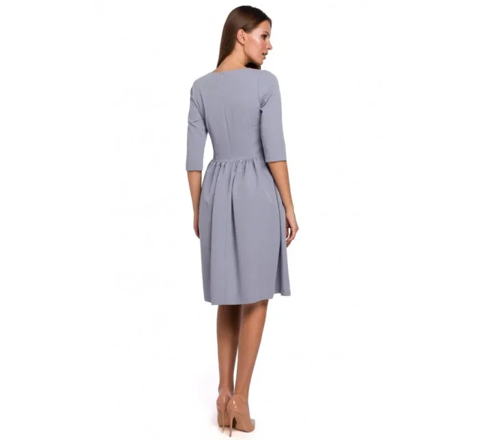 K010 Priliehavé šaty s naberaným pásom - holubičia šedá