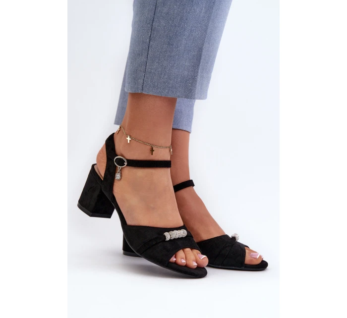 Dámské sandály z semiše na podpatku s ozdobami černé model 21658149 - VINCEZA Dámské sandály z semiše na podpatku s ozdobami černé model 21658149 - VINCEZA
