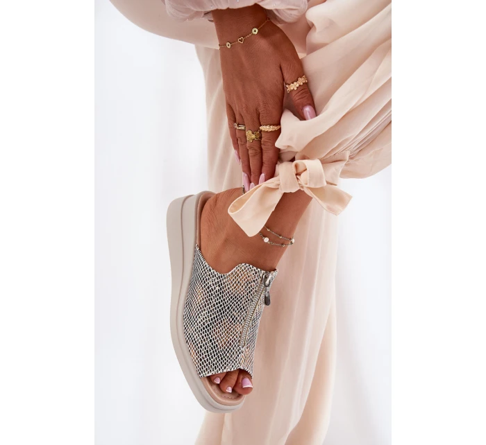 Klapki Damskie Na Koturnie Z Zamkiem Zwierzęcy Wzór Beżowe Irriva Klapki Damskie Na Koturnie Z Zamkiem Zwierzęcy Wzór Beżowe Irriva