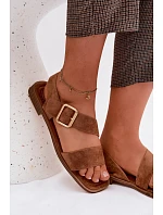 Dámské sandály na nízkém podpatku se zlatou sponou Camel model 22125663 - Boto