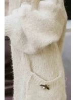 628-1 Módny oversize sveter s ozdobnou brošňou a praktickými vreckami - béžový 628-1 Módny oversize sveter s ozdobnou brošňou a praktickými vreckami - béžový