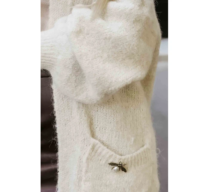 628-1 Módny oversize sveter s ozdobnou brošňou a praktickými vreckami - béžový 628-1 Módny oversize sveter s ozdobnou brošňou a praktickými vreckami - béžový