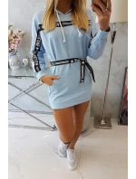 Šaty zdobené modrou stuhou Šaty zdobené modrou stuhou