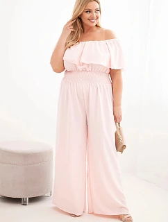 Dámský overal Plus Size s odhalenými model 22092412 s volánem a širokými nohavicemi pudrově růžová - K-Fashion