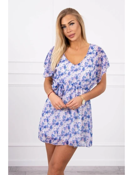 Kvetinové šaty s viazaním v páse vo fialovej farbe