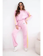 Dámská tepláková souprava model 22015418 s lampasy a volnou mikinou cukrově růžová - K-Fashion Dámská tepláková souprava model 22015418 s lampasy a volnou mikinou cukrově růžová - K-Fashion
