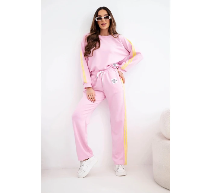 Dámská tepláková souprava model 22015418 s lampasy a volnou mikinou cukrově růžová - K-Fashion Dámská tepláková souprava model 22015418 s lampasy a volnou mikinou cukrově růžová - K-Fashion
