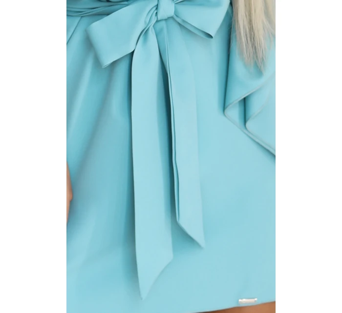 model 22015591 SOFIA Motýlí šaty se zavazováním v pase pastelově tyrkysové - numoco