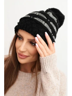 Dámska zimná pletená čiapka s bambulou a pleteným vzorom K466 čierna