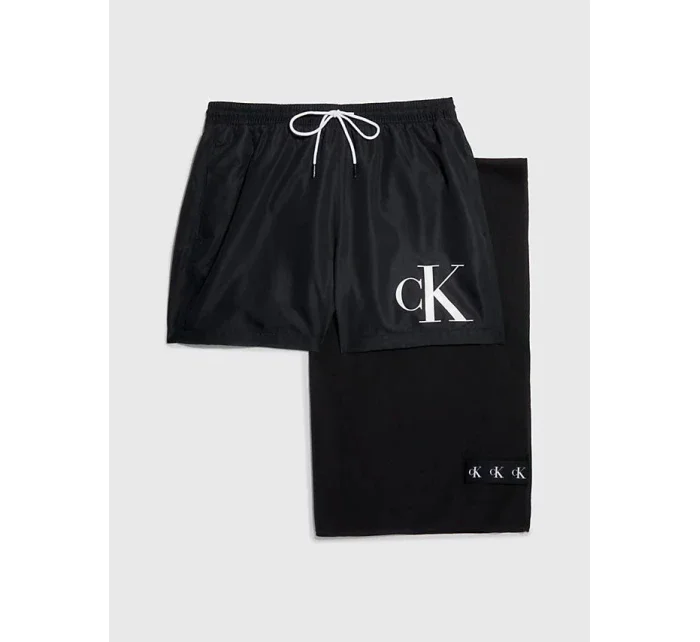 Darčekové balenie pánskych plaviek a uteráka KM0KM00849 BEH čierna - Calvin Klein Darčekové balenie pánskych plaviek a uteráka KM0KM00849 BEH čierna - Calvin Klein
