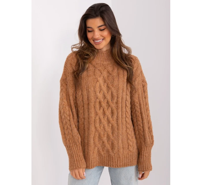 Sweter AT SW camelowy model 19018721 - FPrice Sweter AT SW camelowy model 19018721 - FPrice