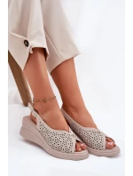 Dámské Kožené Sandály Na Klínu model 21695174 Béžové - VINCEZA Dámské Kožené Sandály Na Klínu model 21695174 Béžové - VINCEZA