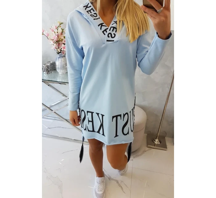Šaty s kapucňou a potlačou modrej Šaty s kapucňou a potlačou modrej