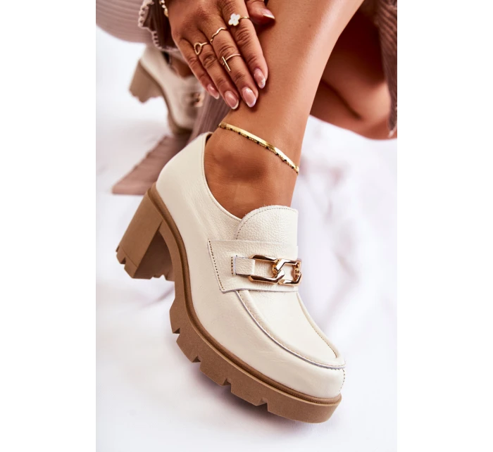 Skórzane Półbuty Na Słupku Ze Złotą Ozdobą Jasnobeżowe Lemar Mikeyla