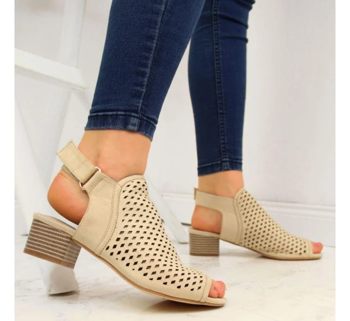 Dámské ažurové sandály béžové model 21904482 - Sabatina