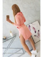 Šaty s dlhším chrbtom a farebnou marhuľovou potlačou Šaty s dlhším chrbtom a farebnou marhuľovou potlačou