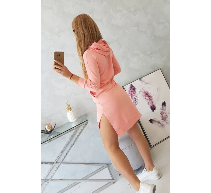 Šaty s dlhším chrbtom a farebnou marhuľovou potlačou Šaty s dlhším chrbtom a farebnou marhuľovou potlačou