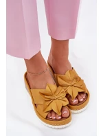 Skórzane Klapki Damskie Na Koturnie Z Ozdobnym Kwiatem Artiker 52C0504 Żółte