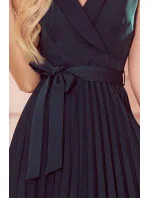 Dámské plisované šaty v lahvově zelené barvě s přeloženým obálkovým výstřihem model 17519739 - numoco Dámské plisované šaty v lahvově zelené barvě s přeloženým obálkovým výstřihem model 17519739 - numoco