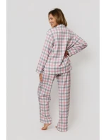 Stella si rozopla pyžamo.