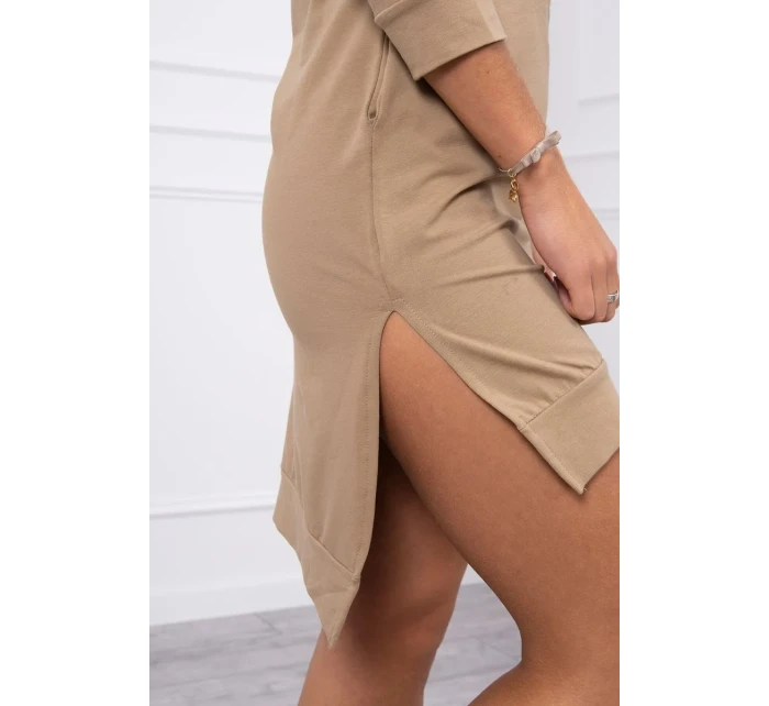 Šaty s delšími zády a barevným model 18745252 potiskem - K-Fashion Šaty s delšími zády a barevným model 18745252 potiskem - K-Fashion