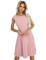 311-19 LILA Klasické plisované šaty s krátkymi rukávmi a opaskom - PUDRAL ROSE