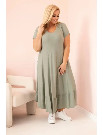 Dámske plus size šaty s krátkymi rukávmi a volánom z ľahkej viskózy v khaki farbe Dámske plus size šaty s krátkymi rukávmi a volánom z ľahkej viskózy v khaki farbe