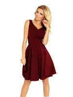 Rozšířené dámské šaty v bordó barvě s výstřihem ve tvaru srdce model 6703274 - numoco