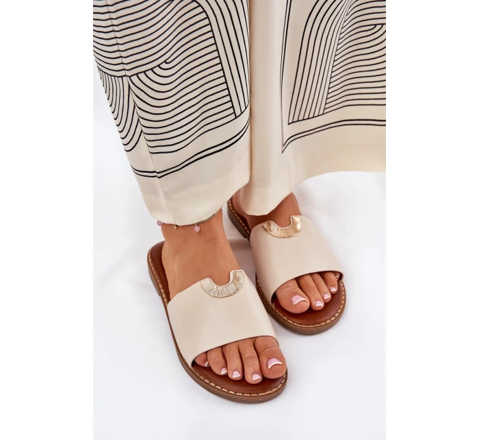 Klapki Damskie Eko Skórzane Z Ozdobnymi Detalami Beżowe Mevith Klapki Damskie Eko Skórzane Z Ozdobnymi Detalami Beżowe Mevith