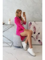 Šaty s delšími zády a barevným potiskem fuchsiové barvy Šaty s delšími zády a barevným potiskem fuchsiové barvy