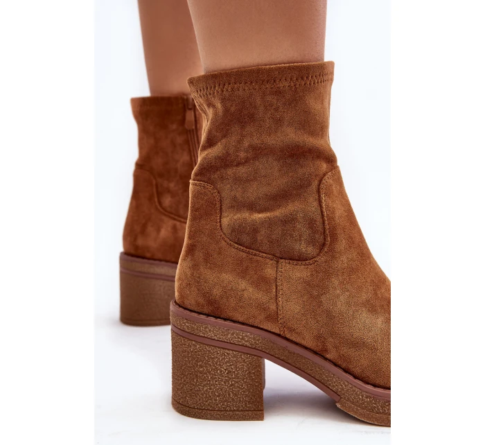Dámské botky na podpatku Camel model 21642297 - Boto Dámské botky na podpatku Camel model 21642297 - Boto