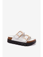 Lakované dámské pantofle Ploché se zlatými sponami Lee Cooper LCW-26-35-4460L bílé