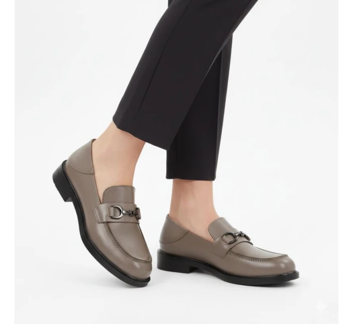 Dámské kožené polobotky mokasíny béžové model 22015081 - VINCEZA Dámské kožené polobotky mokasíny béžové model 22015081 - VINCEZA