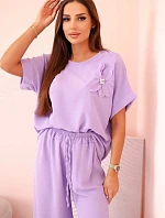 Dámsky viskózový set s ozdobným kvetom a širokými nohavicami - fuchsiová svetlofialová