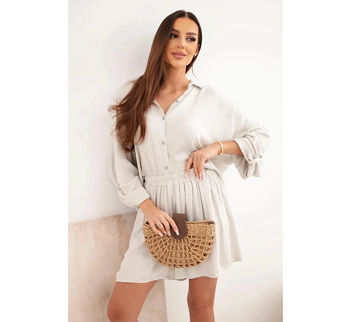 Dámske viskózové tričko s gombíkmi a voľnými šortkami béžovej farby