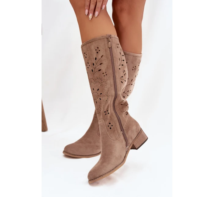 Ažurové dámské kozačky na klínu béžové Helinna Ažurové dámské kozačky na klínu béžové Helinna