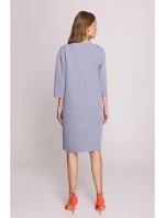 Šaty uvolněného střihu s výstřihem s   šedá model 20966109 - STYLOVE