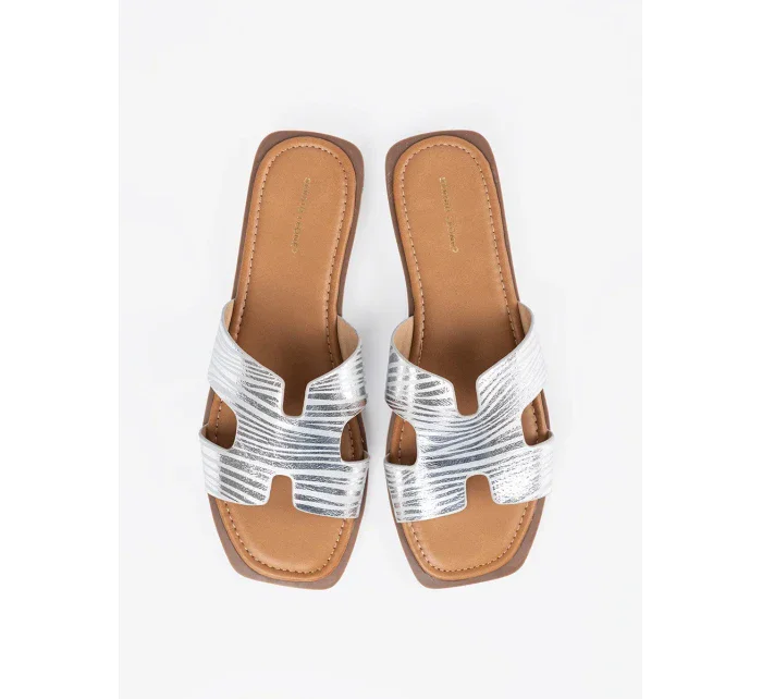 Módne strieborné dámske ponožky s plochým podpätkom