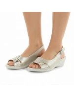 Dámske sandále na platforme zlaté eVento 7028